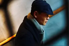 普通楼梯间，怎么拍出大片氛围感 #构图技巧 #男生拍照指南 #拍出电影感 #拍照技巧 #楼梯拍照