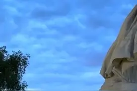 "她右手持以利剑，左手直指柏林" 来自苏联硬核美学——「祖国母亲在召唤」视频封面