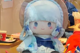 不是大兄弟？你带这么大一个娃娃出门啊！ #神里绫华 #棉花娃娃视频封面