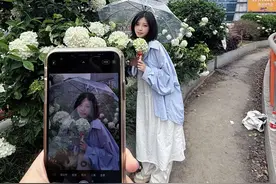 阴雨天绣球花这样拍！清冷感拉满 #绣球花拍照 #拍花束怎么拍出高级感 #拍花姿势