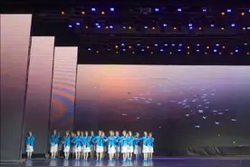 中老年人红色主题群舞广场舞 ，整体编排简单好看，道具新颖