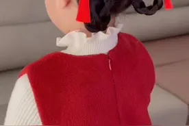 喜庆又好看的新年小公主发型，简单到有手就会的发型，快安排起来吧～#新年发型 #过年就要美美哒 #生女儿就是用来打扮的 #儿童发饰 #新年发饰 @DOU+好生意视频封面