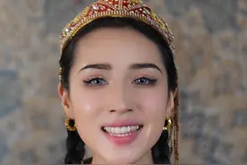 察布查尔 新疆居然有一个从东北迁移过来的民族， 东北人都是狠人， 他们徒步走了5000多公里，来到新疆戍边，那就是锡伯族，锡伯族奉命西迁， 西迁节260周年，锡伯族善于骑马，射箭，传统弓箭，家家户户有弓箭，察布查尔锡伯族，大米，新疆大米，新疆旅行，新疆旅行攻略，新疆是个好地方，新疆姑娘说新疆。视频封面