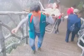 黄山景区 美女出1000元坐轿子上山这个价格轿夫无法拒绝 #现场实拍 #记录真实生活