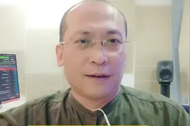 官方通报商贩摆摊每月被收香烟事件。视频封面