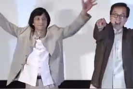 #成龙 出席日本电影见面会活动，一个大哥的模仿者上台表演，真的太像了，成龙本人都惊到了！成龙作为国际巨星，在日本的影响力相当大，至今没有国内演员能接近，为国争光啊👍视频封面