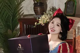 沃趣！小米魔镜手机把小爱同学爆改魔镜了！真🈶你的小米！重度故事粉白雪拽姐来给各位公主姐妹开箱啦！#小米Civi魔镜手机 #小米civi4pro #白雪拽姐 #白雪公主 #邪恶皇后