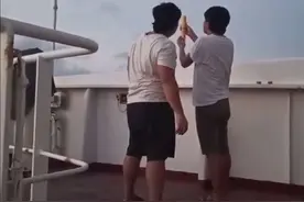 自求多福 没错，就是你想的那样？这信号弹没有让人失望！船上的求救救生信号切记不可随意玩弄！#求生 #海员 #信号 #船员的日常工作 #尴尬视频封面