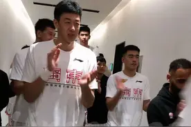 广东球员通道出场仪式， 久违的感觉。答应我看到最后，成都的王真有戏🤣  #cba #广东宏远 #徐杰 #黄荣奇视频封面