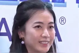 #刘銮雄 最后的女人：#甘比 被称“港版甄嬛”，从娱记摇身变成超级女富婆，从保姆身份成功击退李嘉欣和关之琳嫁入豪门，73岁的刘銮雄把大部分的资产都留给了甘比，身价超800亿，700个爱马仕包，除了智商、情商高以外符合女富豪格局！ 甘比，原名陈凯韵，1980年出生，广东潮汕人，与刘銮雄是同乡，1999年曾任中国香港《苹果日报》娱乐版记者。2002年，甘比辞去娱记一职，加入华人置业打工与刘銮雄相识，2008年10月24日，甘比诞下女儿，2012年12月16日，甘比又入院剖腹产下8磅重的儿子奖励3亿豪宅，2016年11月18日，甘比与刘銮雄申请注册结婚 ，2021年2月17日，任华人置业行政总裁及授权代表。现任香港华人置业行政总裁，香港女首富。视频封面