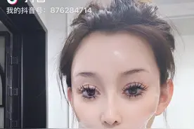粉丝们都问我皮肤为什么这么好，，因为每天晚上不管再晚护肤，我真的很自律，但是在敷面膜的时间里，拖地抹桌子，整理房间两个耽误，特别是像我一样总是熬夜的皮肤没有光泽，护肤一定要注重起来，因为岁月不饶人，抗衰最主要的，只要在皮肤上下功夫，一定不会让你失望