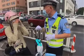 女子未戴头盔想“蒙混过关”不料谎言秒被交警戳穿！ #交通安全 #骑电动车戴头盔 #一盔一带保平安视频封面