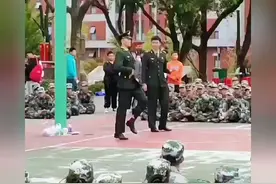 教官：坏了，我成新兵蛋子了！ #搞笑#神评论#专治不开心