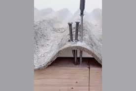 为何你安装的石棉瓦老是漏水？只因这个小技巧你没有正确处理啊！ #高效率五金工具 #是时候展现真正的技术了 #水电工 #现场施工 #实用工具