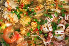 没人不爱的#蒜蓉粉丝海鲜煲 做法简单，真的巨巨巨好吃！ #蒜蓉粉丝煲 #蒜蓉海鲜粉丝煲 #海鲜粉丝煲 #蒜蓉粉丝娃娃菜