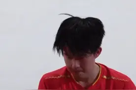原生感受下退场时具体是在吵什么  哪里有吵什么，不就是这边的球迷在退场时喊了加油和鼓励的话，并且耶耶微点头回应而已，一切都很和谐#王楚钦#国乒#新加坡大满贯#王楚钦VS梁靖崑#比赛现场视频封面