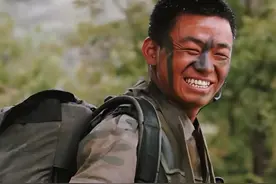 翻墙被抓竟遇老领导！许三多得知战友惊人近况，指导员一句话点醒人生#士兵突击 #战友情 #军人成长 #许三多 #经典军旅视频封面