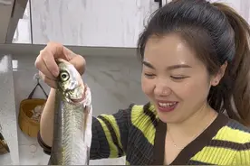 孩子他爸钓来两条翘嘴让我蒸给孩子吃，翘嘴的肉真的好嫩唯一的缺点就是鱼刺太多了#翘嘴  #清蒸鱼 #我的厨房日记视频封面