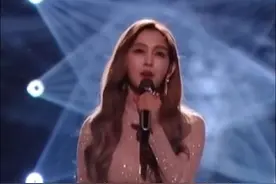 6月6日晚，范玮琪在《歌手2025》第四期直播中演唱代表作《最初的梦想》时，因声音颤抖、气息不稳引发热议。演出结束后，她本人回应称：“第一次参加这么棒的节目，说不紧张是骗人的”，承认因紧张导致发挥失常，并虚心接受网友批评，表示希望未来有机会继续带来更好的音乐。#范玮琪 #范玮琪歌手首轮淘汰