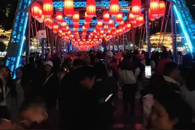12月31日跨年夜兰州中山桥及周边区域“无”官方组织的大型烟花秀#漫步黄河边邂逅兰州美 #兰州中山桥 #兰州2025元旦跨年活动 #兰州游玩推荐 #宣传甘肃 @视听甘肃 @如意甘肃（甘肃文旅官方号） @甘肃观察 @新甘肃 @兰州黄河风情线大景区 @兰州文旅 @兰州公安 @兰州黄河楼景区 @兰州水墨丹霞旅游景区 @兰州中心·东方友谊置业 @兰州老街视频封面