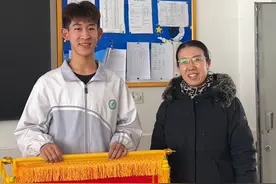 高中生出租车上捡到手机联系失主归还，失主带着锦旗到学校当面致谢，“感谢学校培养出这么优秀的好孩子”(拍摄剪辑:郭临源)#拾金不昧 #正能量 #学生时代 #物归原主视频封面