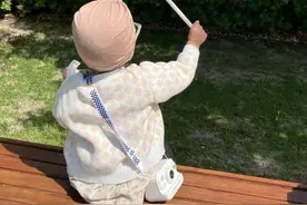 #周杰伦 昆凌晒图：小女儿也在旁助威看哥哥打球 萌萌的三公主惊现网球场（看来杰伦又在打网球） #华流才是顶流 #周杰伦网球 #周杰伦女儿 #周杰伦日常视频封面