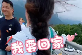 走玻璃栈道……恐高也不要怕 过来听我告诉你们经验，不往下看一切都完美#玻璃栈道 #玻璃桥 #太行大峡谷放大招了 #年中讲请发言视频封面