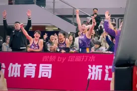 青川小球员赢得WCBA全明星现场满堂彩 韩旭特地上前致意、李梦长时间驻足拍摄👏🏻👏🏻👏🏻#wcba全明星周末 #女篮李梦 #韩旭 #四川女篮视频封面