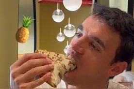 两个意大利男人因为披萨吵起来了… 你可以放菠萝，但请不要叫它pizza😂 . . #菠萝披萨 #意大利美食 #意大利 #老外说中文 #欧洲旅行视频封面