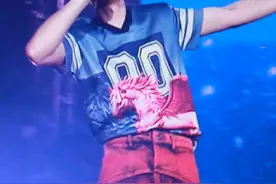 #萧敬腾北京演唱会 看着大屏上的情侣们感受到满场的粉红泡泡