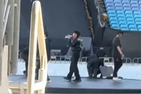 #周杰伦 周杰伦邀请担任五月天澳洲演唱会嘉宾 杰伦彩排现场演唱《安静》#华流才是顶流 #视频来源于网络 #周五组合 #演唱会现场视频封面