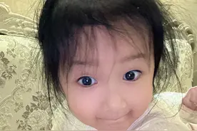 人家现在必须要穿公主裙…快递一回来就迫不及待的要试…哈哈哈所以她的运动裤小皮鞋是认真的么哈哈哈哈 #每个女孩的公主梦 #骗你生女儿 #记录你的点点滴滴