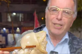 老外Peter见了耙蹄花就走不开了😂#美食 #成都美食 #蹄花 #猪蹄 #抖音美食推荐官视频封面