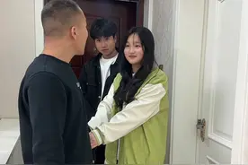 老爸对俩孩子咋区别对待呢，这也太偏心了吧#我家小棉袄和皮夹克 #万万没想到视频封面