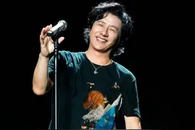今晚台下有多少喜欢了郑钧20多年的粉丝，又有多少二十几岁的人今晚成为了郑钧的粉丝#养马岛音乐节 #郑钧 #烟台网红打卡地 点击视频上方“➕号挑战烟台网红打卡地活动”可获得更多流量支持哦～视频封面