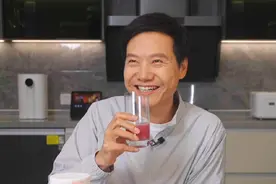 秋天的第一杯石榴汁，听说喝一口年轻两岁，那我得多喝几口～#秋果 #干净饮食食谱分享 #雷军的好物分享