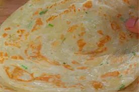 手抓饼你还总出去买着吃吗 今天教你在家制作手抓饼  柔软多层凉了也不会硬 多做点放在冰箱里可以吃半年 #美食#手抓饼