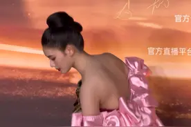 #林允 林允红毯上耳环掉了，捡起来戴上，又掉了，反应好可爱视频封面