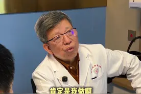 警惕！青年男性面部麻木，竟是听神经在“报警”？   **面部麻木**、**舌头僵硬**，甚至伴有听力下降或耳鸣？这可能是**听神经压迫三叉神经**发出的危险信号！   👉 **为什么压迫会引发麻木？**  听神经与三叉神经在颅内“相邻而居”，若听神经病变（如肿瘤、炎症）压迫三叉神经，会导致其支配的面部、舌部感觉异常，严重时影响咀嚼和语言功能！   ⚠️ **这些症状别忽视**：   1️⃣ 单侧面部持续性麻木或刺痛   2️⃣ 舌头感觉减退、味觉异常   3️⃣ 伴随耳鸣、听力下降或头痛   🔍 **如何应对？**   立即就医！通过**头部MRI/CT**明确压迫原因，早期手术或药物干预可避免神经永久损伤。   💡 **健康提醒**：   年轻不是“免病金牌”，突发神经症状需警惕！转发提醒身边人，别让“麻木”掩盖了健康危机！  #神经外科 #听神经瘤手术