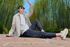 林间小道试试这样拍 看到林间小道，教你一个人怎么轻松给自己自拍美照#林间小道#小树林#拍照技巧#自拍技巧