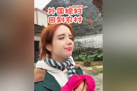 外国媳妇回农村 农村路边到处都有果树，想吃水果就去摘，加上广西漂亮的风景，让外国媳妇很开心！@抖音VLOG #外国人在中国 #广西水果自由 #我的乡村生活 #跨国婚姻 #2024我的人生时刻视频封面