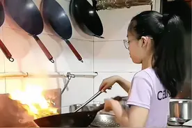年仅10岁的小女孩，凭借炉火纯青的炒菜技艺，走红网络#高手在民间 #中华小当家#萌娃成长记 #家有萌娃视频封面