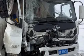 如果不是祖国的强大，我不可能这么顺利的把事故车开回中国！#自驾游