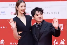 李亚男不顾家人反对嫁给了比自己矮小的王祖蓝，婚后两人恩爱如初，让人羡慕的一对，  #王祖蓝李亚男 #男神女神 #颜值视频封面