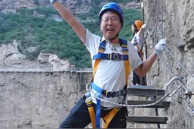 百米高的绝壁悬崖上，一条无护栏步道让人双腿发软！#飞云渡 #黄河天梯龙门胜境 #登天梯跃龙门视频封面