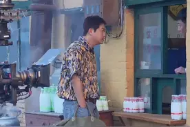 偶遇包贝尔冰天雪地穿短袖拍戏，天呐这不得冻僵了，太拼了吧#明星路透#拍戏花絮#包贝尔视频封面