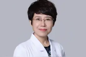 火疖子，在发病初期就要善于识别，否则麻烦更大啊。疖肿的早期表现为红肿的丘疹、结节，疼痛明显，如果拖着不管，就会越来越大，逐渐肿大，然后中央软化、化脓、破溃，特别长在特殊部位，如长在面部很影响美观，长在脖子上不敢转头，长在屁股上都无法坐下，很影响工作和日常生活。所以提醒大家，早期出现红肿疼痛性结节，就要尽快去医院就诊，及时治疗，会很快控制，如果疖子的中央出现软化、化脓、破溃了，局部组织的坏死范围变大变深，保守治疗就不行了，就要手术切开把脓液及坏死组织清创引流出来，才能较快愈合。#火疖子 #疖肿 #皮肤感染 #早发现早预防