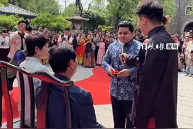 西班牙小伙迎娶三门峡姑娘，外国亲友团70余人万里迎亲。（全媒体记者 梁如意）#新婚现场 #异国恋 #西班牙人 #中式婚礼 #外国老公和中国媳妇视频封面