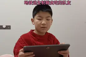 地铁逃生队友抢包，怎么办？#和平精英#队友的迷惑行为#抢包仔