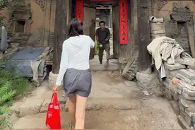 这座三百年古宅，见证了落魄财主后代的兴衰。尽管历经风雨，门窗门厅依旧保存完好，诉说着往昔的辉煌。胡氏家族昔日盛况空前，资产、商号、房产无数，骆驼队、马队更是数以万计，名震一方。然而，繁华易逝，如今古宅已变得萧条荒凉，令人感慨万千。那些曾经的辉煌与今日的落寞，形成鲜明对比，让人不禁思考：世事无常，唯有珍惜当下，方能不留遗憾。这座古宅，成为了历史的见证，诉说着岁月的沧桑与人生的真谛。#古建筑之美 #山西古建筑 #老宅 #老房子的回忆视频封面